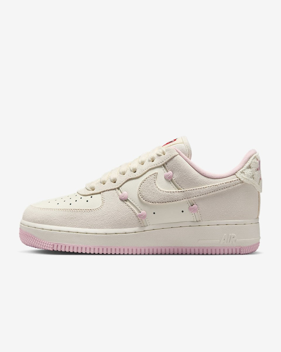 Nike AirForce 1 pink hearts